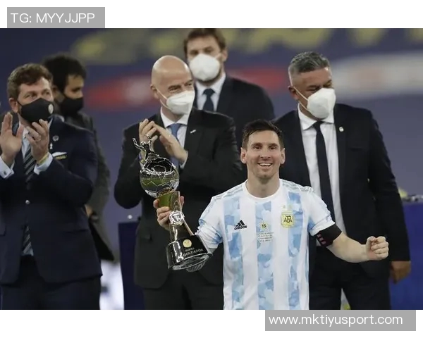 15岁卡布拉尔荣获梅西杯冠军最佳射手与MVP合照引发热议