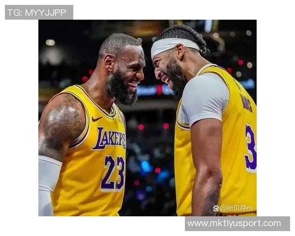 詹姆斯回忆与戴维斯的冠军之路感慨对独行侠的情感对决